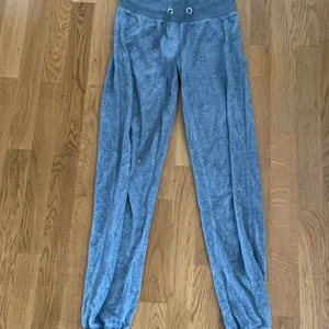 mjukisbyxor  - Gråa mjukisar fårn cubus i velour! Använda och fläckiga därav priset 