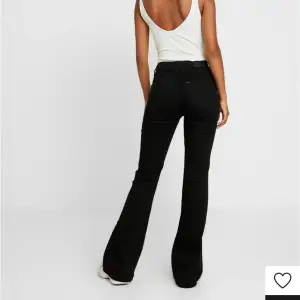 Säljer mina svarta lee jeans då jag vuxit ut dem. Väldigt bra skick. Orginalpriset är runt 899kr och säljer de för 450kr + frakt . Storlek L31 W26 , jag är 163cm är de är bra i längden för mig 💞