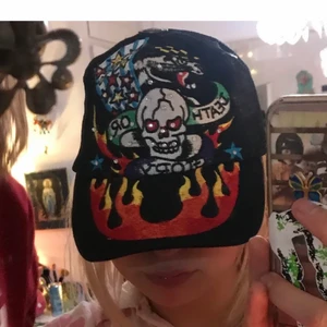 Ed hardy keps - Säljer min ursnygga äkta ed hardy keps då den inte kommer till användning! I toppen skick, inga synliga tecken på användning💗 ( fotot är lånat )