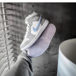 Jordan 1 mid Wolf grey  - Jordan 1 mid Wolf grey aluminium👟  Tillgänglig i storlek  • EU37,5   • Pris: 2099kr   • Skick: DS/Oanvänd   • Vi nås genom dm för eventuella frågor eller funderingar!  • Flera bilder fås via dm  #erisneakers 