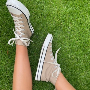 Skor - Mina bruna converseliknande skor, säljer mina bruna trendiga sneakers i storlek 39! Super bekväma och bra skick. Bara andvänt nån få gång 😆😆