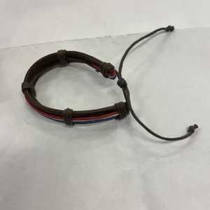 Läderarmband  - Brunt läderarmband med blå/vit/röda fält