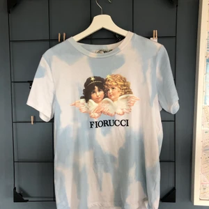 Fiorucci tröja - Näst intill oanvänd fiorucci tröja! Super snygg tröja som inte kommer till användning! Storleken är L men liten i storleken och passar både M och S beronde på hur du vill att den ska sitta!