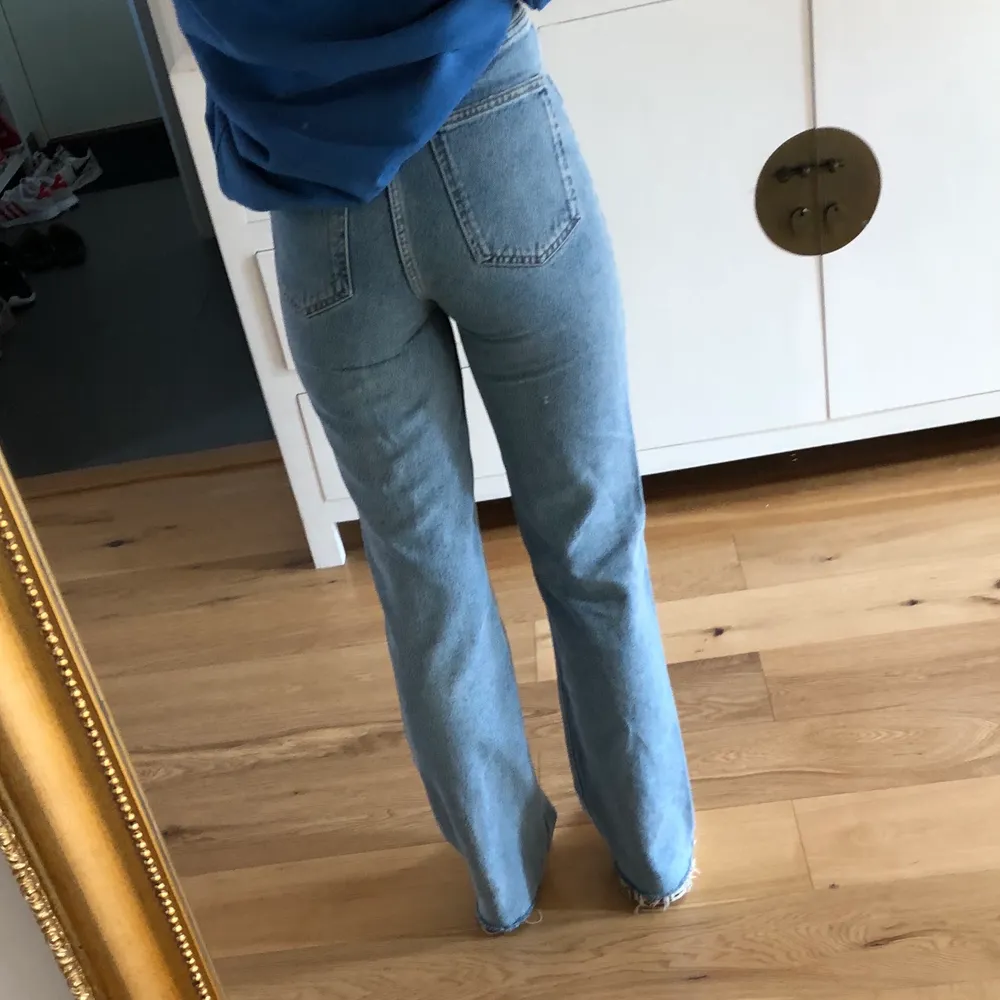 Ett par super snygga o efterfrågade jeans från Zara som är helt slutsålda på hemsidan (ny pris 399kr). Jeansen är i strl 34 o går över skorna på mig som är 173. (Frakt ingår nt i priset!) 💕. Jeans & Byxor.