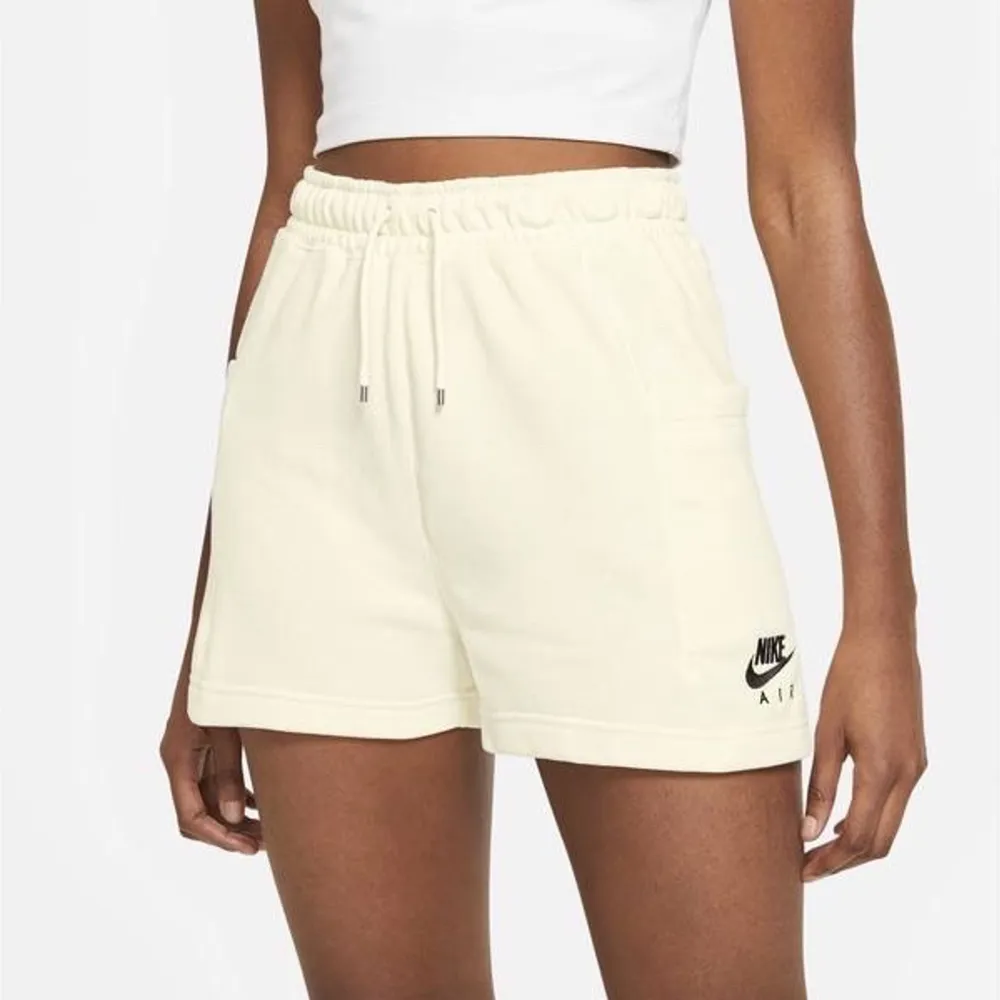 Nikeshorts inköpta från Nelly för 449 kr, använt dessa fåtal gånger. Supersköna och framför allt snygga🤍 coconut/gräddvit färg, modellen är highwaist.  Säljs för 150 kr + frakt🤍. Shorts.