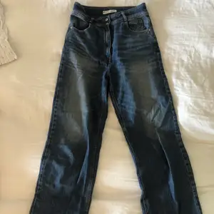 Säljer ett par mörkblå jeans köpta från Zara för ungefär ett år sedan, och är bara använda några få gånger. De har inga defekter, utan säljer dem bara pågrund av att jag köpte dem i fel storlek (för stora för mig). De är hyfsat långa i benen och de är väldigt högmidjade. Jag säljer de för 200kr. Frakt tillkommer och betalningen sker via swish💘💘