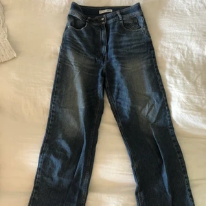 Mörkblå jeans från Zara - Säljer ett par mörkblå jeans köpta från Zara för ungefär ett år sedan, och är bara använda några få gånger. De har inga defekter, utan säljer dem bara pågrund av att jag köpte dem i fel storlek (för stora för mig). De är hyfsat långa i benen och de är väldigt högmidjade. Jag säljer de för 200kr. Frakt tillkommer och betalningen sker via swish💘💘