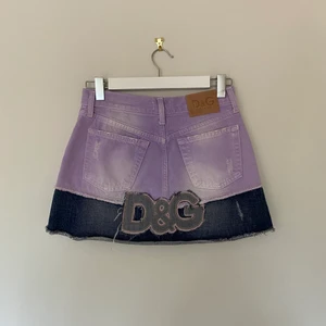 Dolce & Gabbana jeanskjol lila - Jeanskjol från Dolce&Gabbana i lila och mörkt jeanstyg. Står storlek 42 på lappen men skulle uppskatta den till S-M beroende på hur en vill att den ska sitta. Skitcool men har inte kommit till användning. 