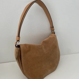 Väska - Baguette/axelväska i läder köpt på Stockholms stadsmission med lappen kvar