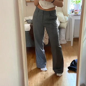 Grå kostymbyxor - Sjukt snygga kostymbyxor som passar till allting!! Köpta här på plick men passade tyvärr inte som jag tänkte :( Perfekt skick!! Sitter lite stort på mig som brukar ha 34/36💕💕