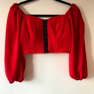 Korsett topp - Jätte fin topp korsett passform. Endast provad säljer pga för liten för mig. Tunnt tyg och lite puffärmar.