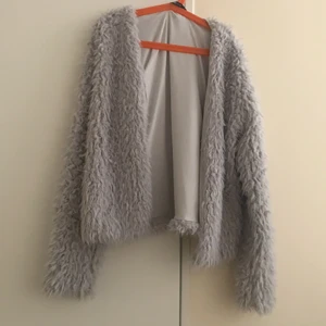 Fluffig jacka/ Fejk Päls jacka  - Köpte denna ljus gråa päls jackan hos Gina Tricot i storlek XS för och säljer den nu för 100kr. Kanske kan justera priset lite beroende på efterfrågan. Köparen står för frakt, 45kr. 
