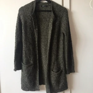 Stickad kofta  - Stickad mossgrön kofta ifrån Gina, mycket skön och sticks inte. Säljer pga använder inte längre