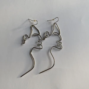 Silvriga Ansiktsörhängen - Långa ansiktsformade örhängen. Använda 2 gånger. (Kommer helt nytvättade) betalning sker över swish (köpare står för frakt)