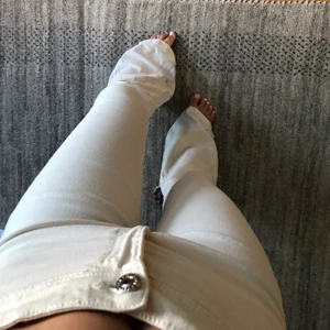 Ljus beiga bootcut jeans!  - Dessa beiga bootcut jeans från bershka!! En bra bit för långa för mig men går ju att sy upp eller liknade. Just precis vid slutet längst ner är de lite färgskadade men det är verkigen inget man tänker på. Storlek 36!