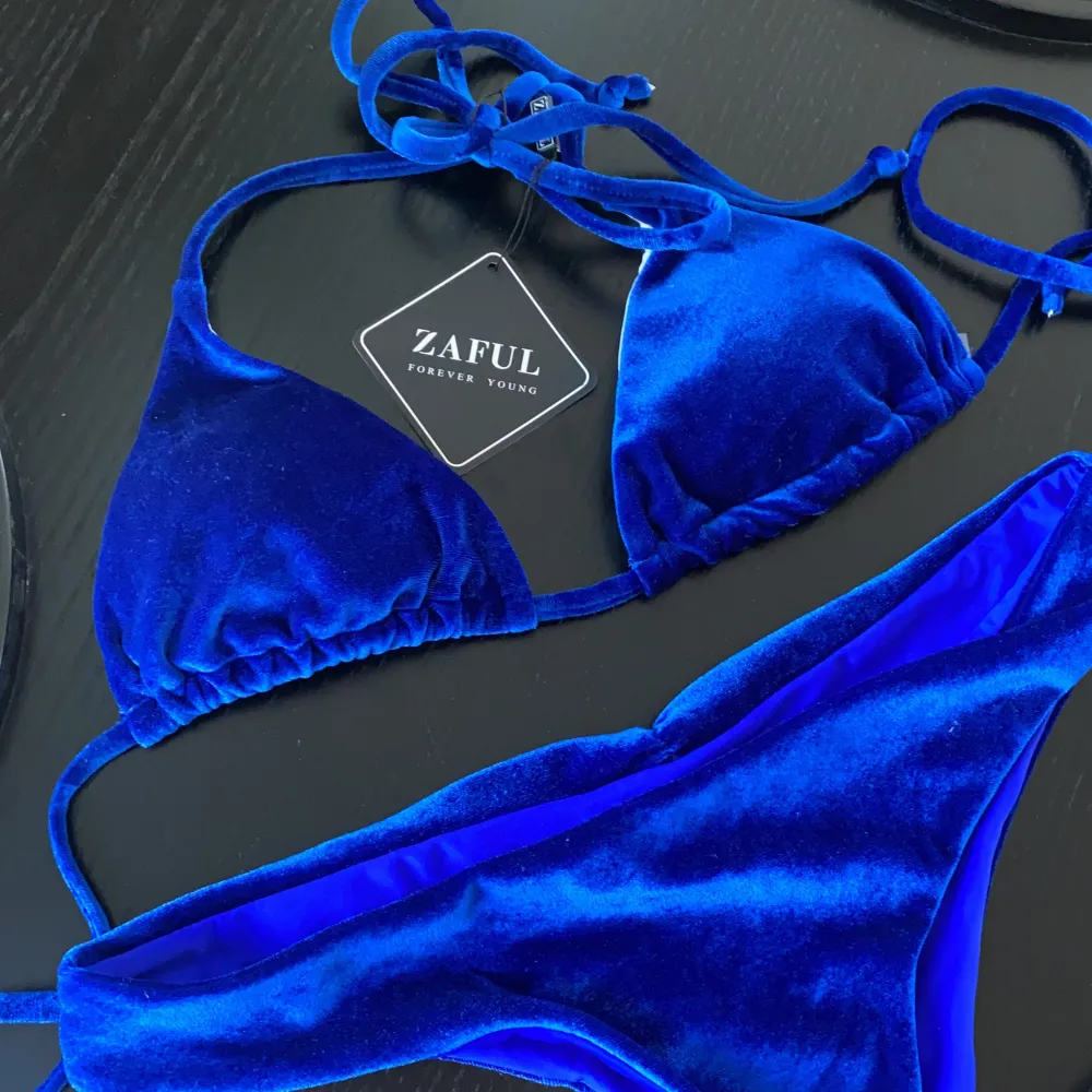 Svin snygg bikini i velvet. Oanvänd med lappar och hygien plast. Stl M men passar S. Original plast fickan följer med oxå. Övrigt.