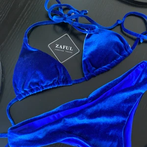 Blå velvet bikini - Svin snygg bikini i velvet. Oanvänd med lappar och hygien plast. Stl M men passar S. Original plast fickan följer med oxå