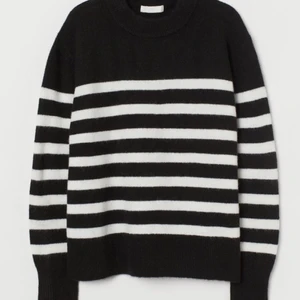 Stickad randig tröja  - En finstickad långärmad tröja mjuk kvalitet med inslag av ull✨ Tröjan har en boxig passform med nedhasad axel⭐️Ribbstickad kant kring halsringen, vid ärmslut och nederkant🖤polyestern i tröjan är återvunnen💕Är helt oanvänd och passar bra nu inför lite kallare tider🍁