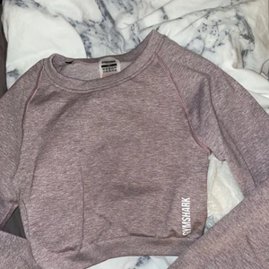 Gymshark tröja - Storlek XS. Modellen heter ”Adapt marl seamless long sleeve crop top”. Helt ny, endast testad. Säljer pga för liten för mig 💘 Nypris 400kr, säljer för 200 + frakt 💘 Skriv för fler bilder!