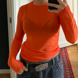 Supersöt orange mesh topp - Så himla fin mesh topp köpt på carlings! Kan mötas upp eller frakta men isf står köparen för frakt 💖💖