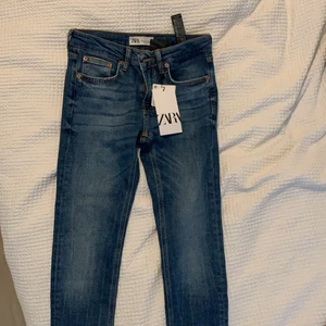 nya jeans från ZARA - Slim fit - skinny - MIDWAIST jeans från zara med snyggt slitage vid fötterna säljer jag eftersom jag ej har rätt att återlämna/byta varan då kvittot gått ut. Har aldrig använt dom.