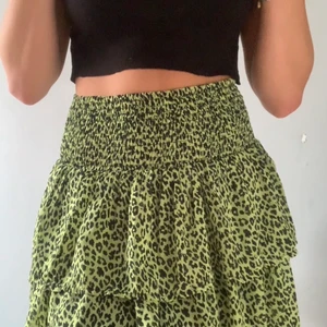 - LEOPARDMÖNSTRAD KJOL - - Köptes från kappahl under sommaren 2020. Använt 5-10 gånger. Inget fel på kjolen i sig, hur fint skick som helst. Strechig och luftig med en svart underkjol. Färgen uppfattas inte riktigt som den är i förhållande till verkligen. Skriv vid intresse💚