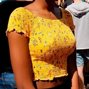 Bikbok xs milkmaid crop top - Gul med floral print, cropped, XS men kan nog passa S med