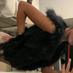 Äkta päls kofta svart - Super skön & varm väst med snygg fluffig luva. Äkta päls. Super snygg till höst & vinter kan bäras med i princip vad som helst. Köpte den på fiorucci för 1500kr 2016. Den har aldrig ens användts.