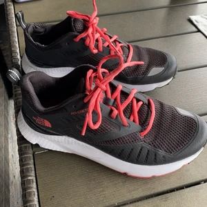 Skor i storlek 38. - Skor från THE NORTH FACE i storlek 38. Använda 3-4 gånger, ser ut som nya. Färgen på banden och detaljerna är lite oklar på bilden men dem är neon rosa. 