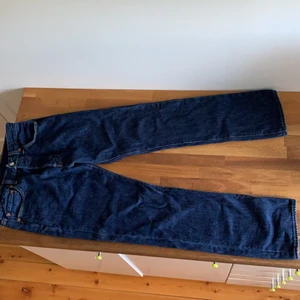 Levi’s 501 Mörk blå  - Använda få gånger bra skick 