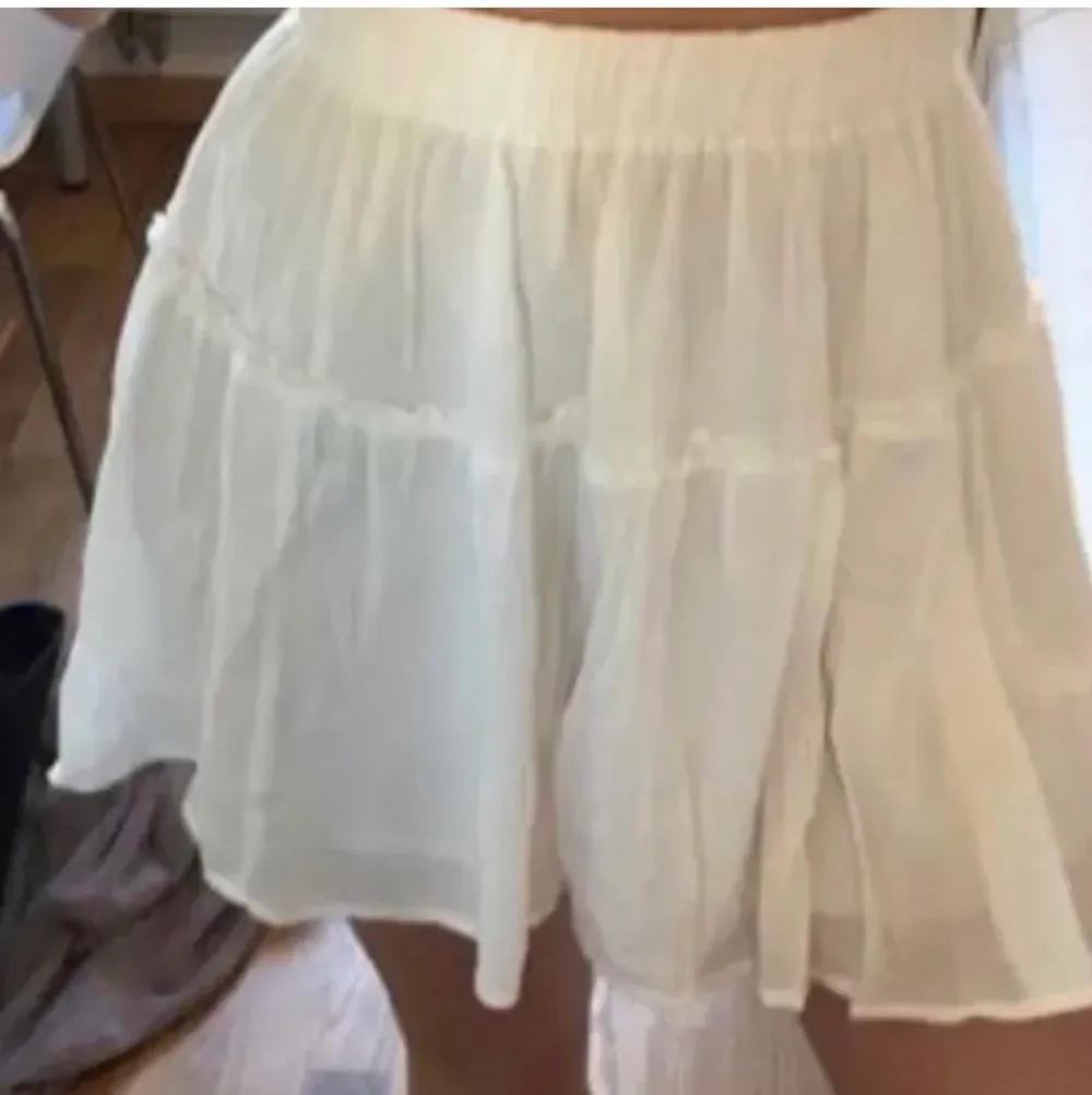 vit mini skirt från shein✨. Kjolar.