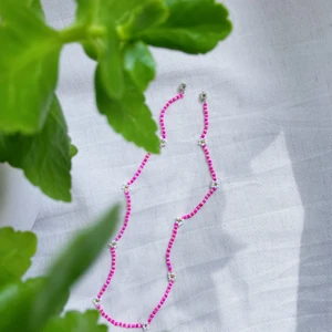 Pärlhalsband ”Rosa blomster” - ROSA BLOMSTER är ett pärlhalsband som är ca 45cm långt. Den har ett skruvlås som håller ihop smycket.