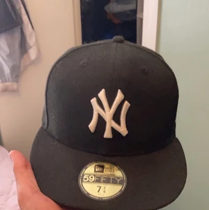 New York Yankees 59 Fifty keps - Storlek 57.7 cm eller 7 1/4. I hyfsat skick för att vara ca 8 månader gammal! 