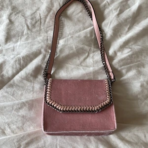 Rosa väska - Rosa väska som liknar stella maccartney. Använd fåtal gånger. Man kan göra bandet längre och kortare om man vill. Frakten ingår inte i priset, 66kr! 