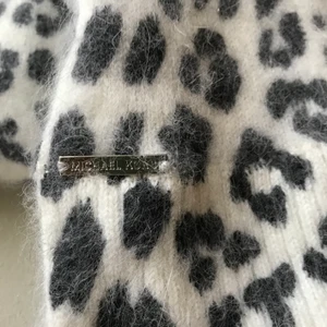 Michael kors halsduk leopard - Mycket fin halsduk ifrån Michael Kors. 