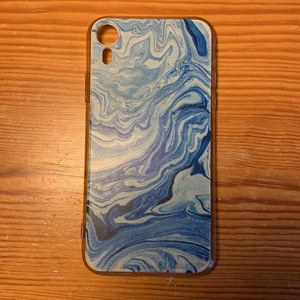 Skal iPhone XR - Storlek: iPhone XR✨ Material: Plast✨ Skick: Använt✨ Beskrivning: Mobilskal med blått marmor mönster till iPhone XR. Väl använt och därför ganska slitet men ändå i okej skick. 