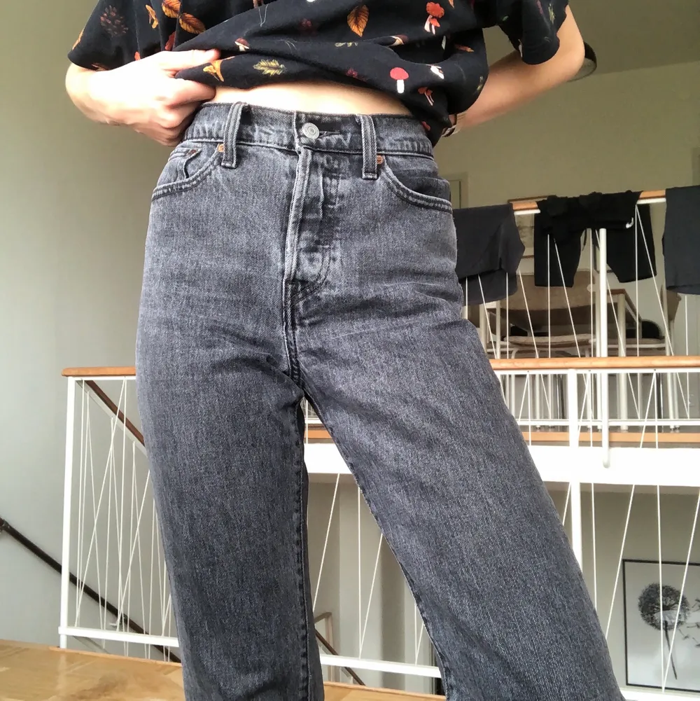 Svarta Levis i modellen Wedgie Straight, strl W27. Slitna detaljer på ficka och byxslut. Använda men i gott skick.. Jeans & Byxor.