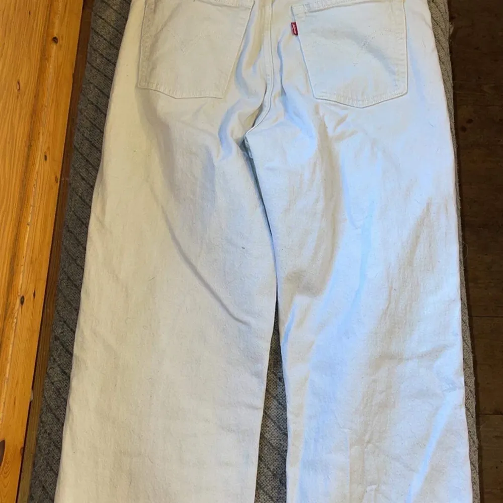 Säljer nu dessa vita Levis byxor då jag köpt dom i fel storlek. Använda 2/3 gånger. 400kr + frakt 62kr. Nypriset på dessa byxor är 1099. Vill ni ha bild på så är det bara att skriva privat. Jeans & Byxor.