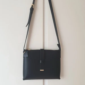 Väska i äkta läder - 🧚🏻‍♀️FÖRST TILL KVARN!🧚🏻‍♀️ En underbar väska i äkta läder från märket AURIE. Lädret är mattsvart med en fin axelrem & prydliga gulddetaljer. Perfekt storlek. I jättefin nyskick, ej använd. Pris:190+frakt