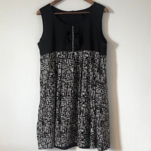 Klänning - Svart/vit klänning med fickor från Mango (”casual sportswear” kollektion) storlek XL. Köparen står för frakten! 