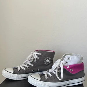 Converse - Säljer dessa trendiga äkta grå converse i storlek 37,5, pga att dom inte kommer till användning. Använda endast några gånger och är så gott som nya. Budgivning, startpris 200kr, köparen står för fraktkostnaden!💗