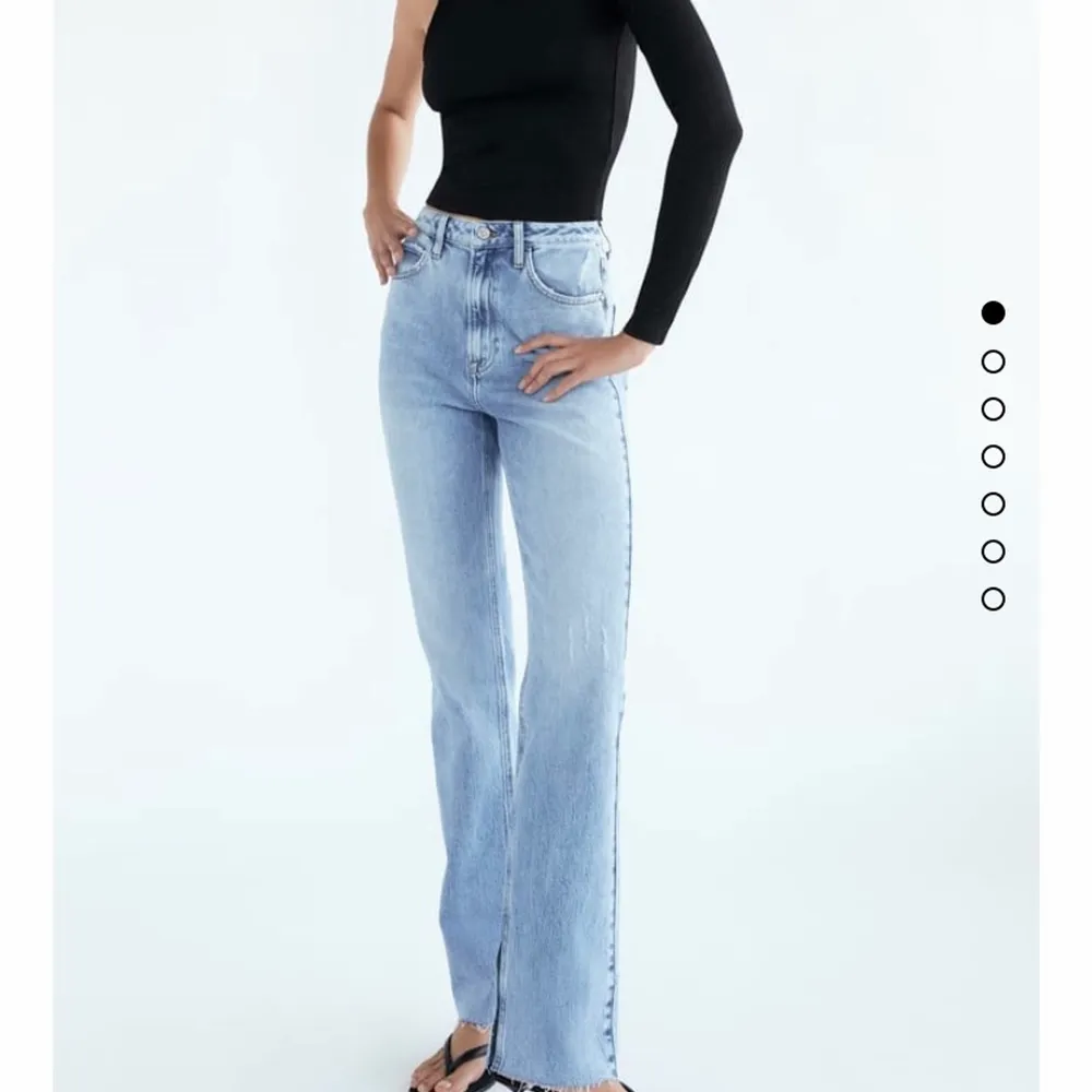 Zara flare jeans med slits där nere! Storlek 32 - långa i benen💕💕. Jeans & Byxor.