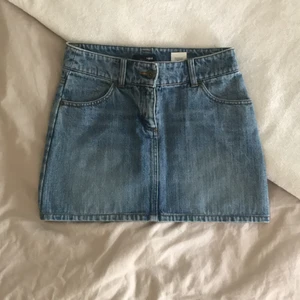 Jeanskjol - Jeanskjol från HM, lågmidjad i fint skick. Säljer p.g.a den blivit för liten för mig. Köparen står för frakten, kan annars mötas upp i Stockholm.