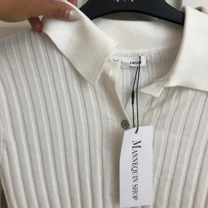 två oandvända tröjor beige och vit - oanvända! prislapp kvar ” one size” men passar s-m  150kr styck nypris 300