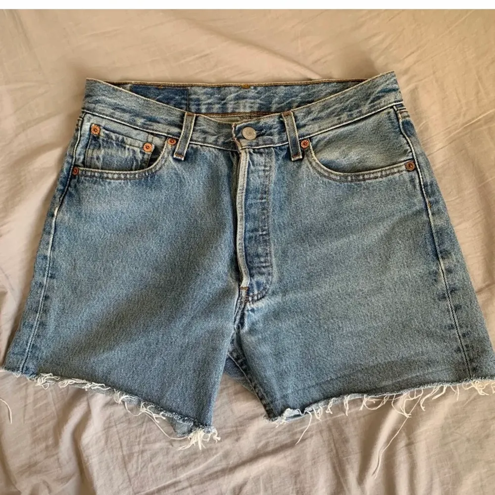 Super snygga jeans shorts som sitter assnyggt! Waist 30, skulle säga str S / 36/38. Shorts.