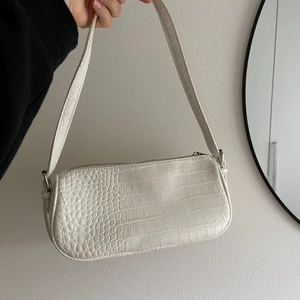 Baguetteväska - Supersnygg vit baguette väska från Nelly! Nypris 299kr, säljer för 150kr + frakt 🌸