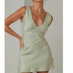 Superfin klänning!! - Så fin klänning som jag råkade beställa 2 av. Aldrig använd. Nypris 1000kr med frakt och tull 💘