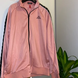 Kappa jacka i rosa  - Storlek L, använd 1-2 gånger 