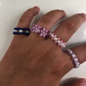 Pärlade ringar - Säljer så fina ringar som jag har pärlat själv💘💘 Kom gärna med egna förslag på färg å design🥰 Pris: 15kr styck, frakt tillkommer på 13kr:) Kolla även in mina andra annonser för fler smycken å kläder!!