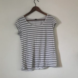 T-shirt - Randig t-shirt från Only. Storlek L. Skicka gärna ett meddelande vid frågor! 